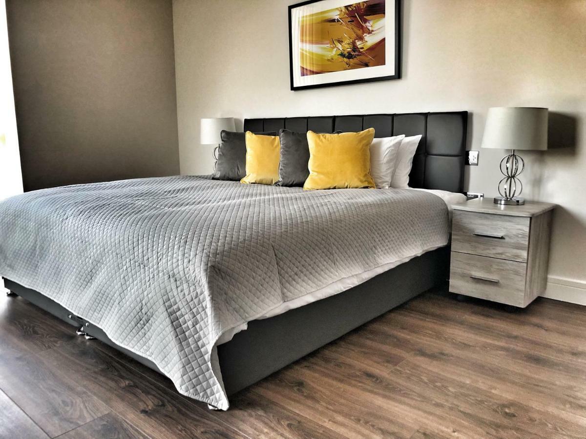 Luxury 2 Bed 2 Bath Apartment 18 Mins From Central London - Sleeps 6 Watford  Exteriér fotografie